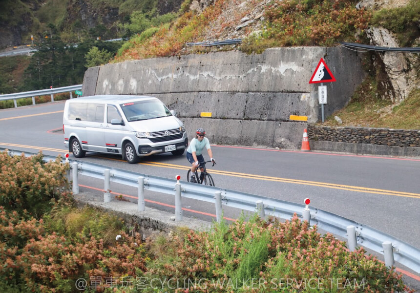 從花蓮一路踩上3275公尺！美國車友東進武嶺，保母車全程在後方的第2張圖片